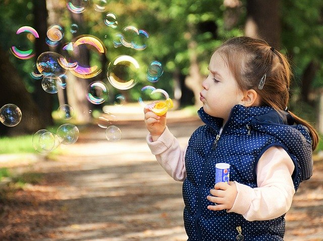 公園で遊ぶ２歳児