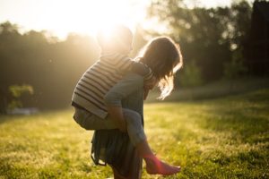 上の子を抱っこするママ