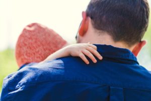 2歳差育児の上の子とパパ