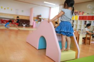 遊ぶ上の子2歳